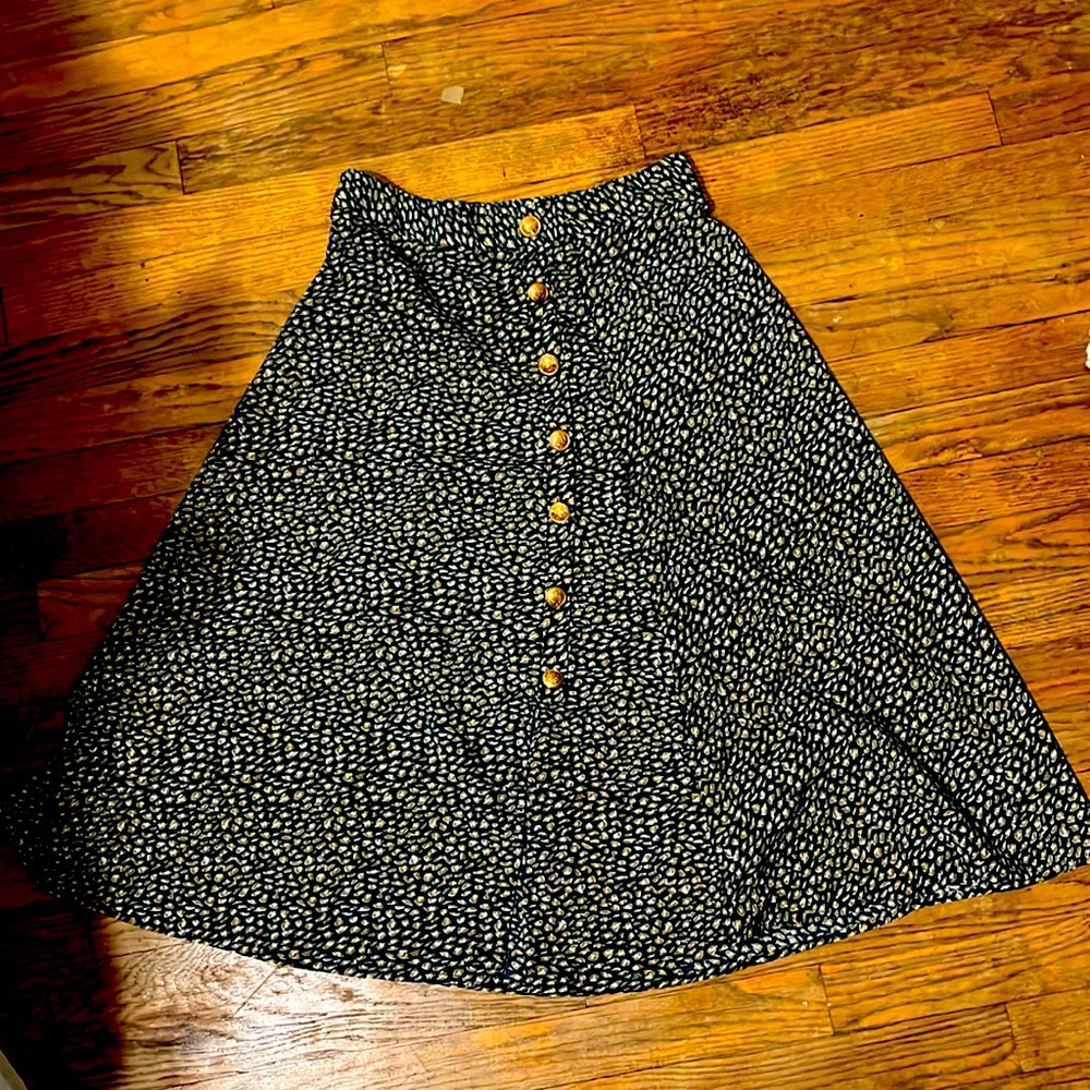 SHEIN tan white and green skirt flowy . Hugs waist